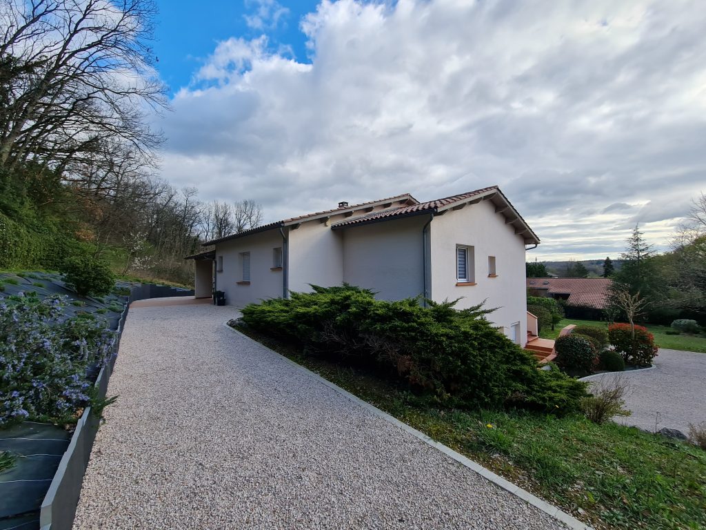 Maison et son allée de graviers